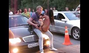Potopljen je u bazen video parno xxx razvratnosti s kurvama