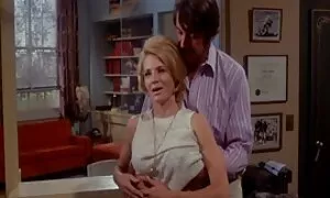 Baka s hladnom figurom porno film mom Sally Dee Angelo uživa u mladom penisu