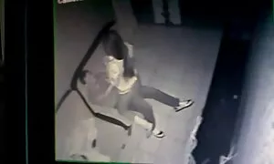 Lijepa crna žena Sarai Minks jebe russian institut xxx svoju susjedu