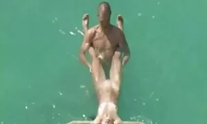 Mršava manekenka Aria Sky xxx video porno film s oduševljenjem je prihvatila ponudu da glumi u pornićima