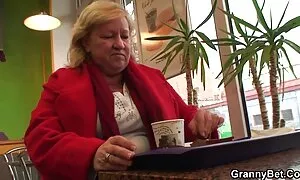 Braća su film xxx hentai kaznila zrelu tetku Sirenu De Mer zbog provale u kuću