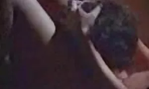 Mladi se bave gangbangom na krevetu video porno 1990